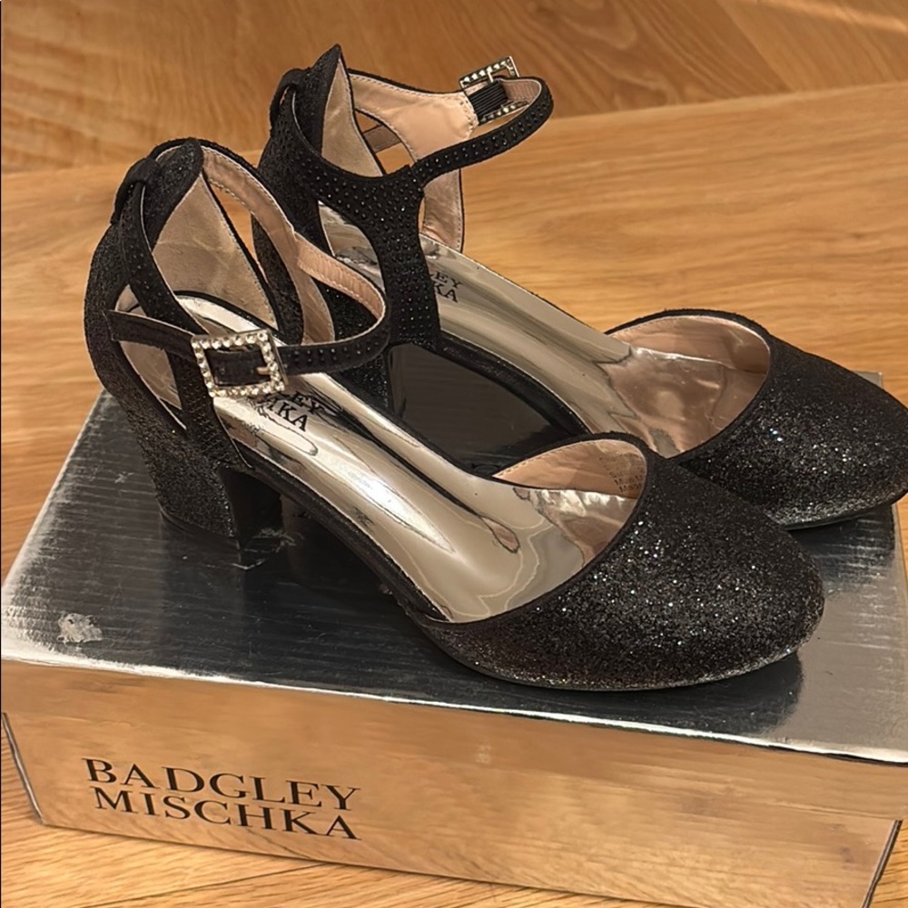 Badgley mischka girls glitter heel pump